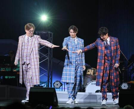 　３人で手を合わせる純烈の（左から）酒井一圭、白川裕二郎、後上翔太（撮影・吉澤敬太）