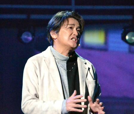 　熱演する近藤真彦