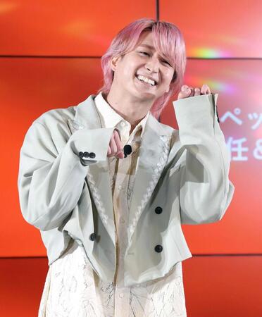 　“猫ポーズ”を披露する佐久間大介（撮影・佐々木彰尚）