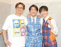 　３人でのスタートを切った純烈の（左から）酒井一圭、白川裕二郎、後上翔太（撮影・吉澤敬太）