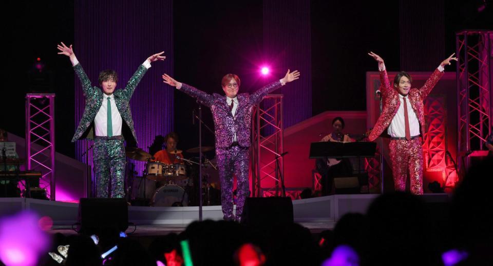 　３人で歌う純烈の（左から）後上翔太、酒井一圭、白川裕二郎（撮影・吉澤敬太）