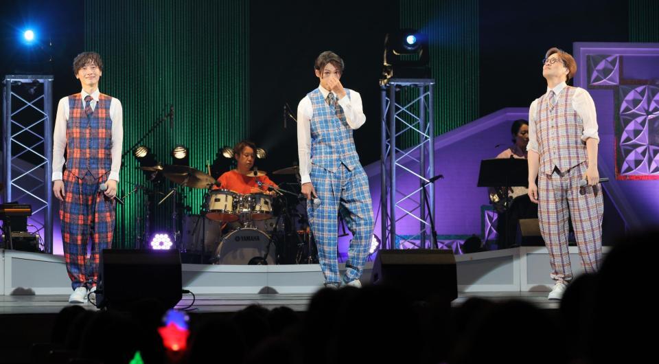 　最後の曲を歌い終え、目元を抑える純烈の白川裕二郎（中央）。左は後上翔太、右は酒井一圭（撮影・吉澤敬太）