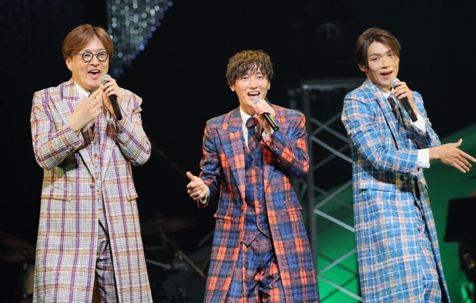　３人で歌う純烈の（左から）酒井一圭、後上翔太、白川裕二郎（撮影・吉澤敬太）