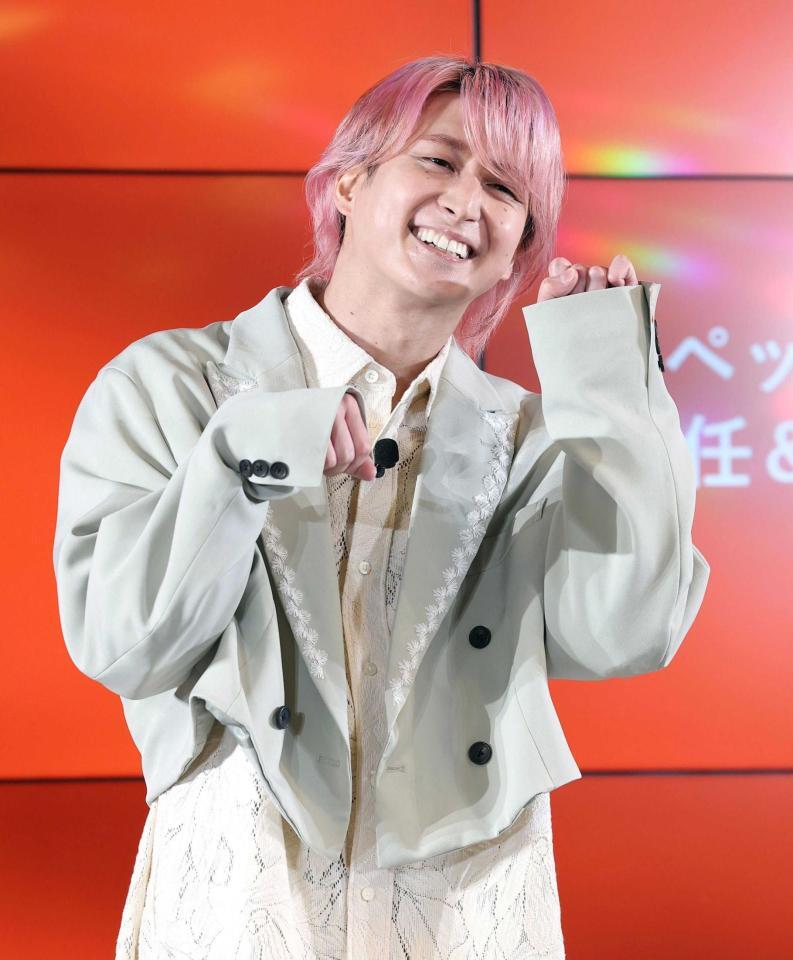 　“猫ポーズ”を披露する佐久間大介（撮影・佐々木彰尚）