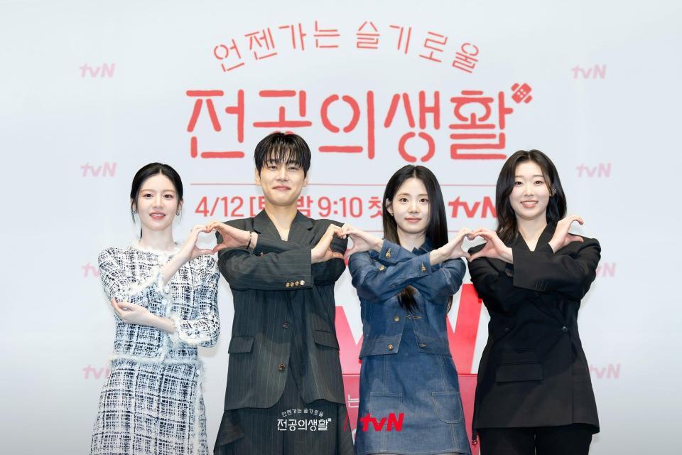 　韓国放送局・ｔｖＮの公式インスタグラム＠ｔｖｎ＿ｄｒａｍａより　研修医役を演じる（左から）コ・ユンジョン、カン・ユソク、シン・シア、ハン・イェジ