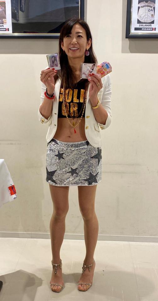 　抜群のスタイルでトレカをアピールする中島史恵