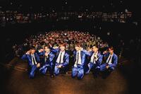 　ファンともに写真撮影するＭＡＴＳＵＲＩの（左から）柳田優樹、鈴木渉、松岡卓弥、小野寺翼、橋爪健二、渡辺真