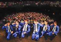 　ファンと撮影するＭＡＴＳＵＲＩの（左から）柳田優樹、鈴木渉、松岡卓弥、小野寺翼、橋爪健二、渡辺真