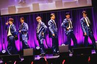 　ステージで躍動したＭＡＴＳＵＲＩの（左から）小野寺翼、渡辺真、松岡卓弥、橋爪健二、柳田優樹、鈴木渉