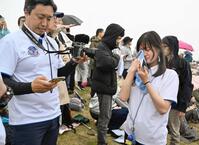 　ブルーインパルスの飛行が中止となり、万博会場の大屋根リング上で落胆する人たち（共同）