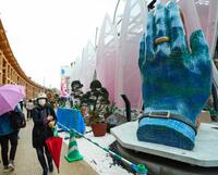 　開幕後も工事が続くインド館＝共同