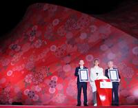 　「飯田グループ×大阪公立大学共同出展館」がギネス認定され関係者と記念撮影する市川團十郎（中央）＝撮影・石井剣太郎