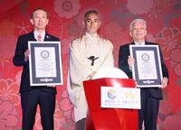 　「飯田グループ×大阪公立大学共同出展館」がギネス認定され関係者と記念撮影する市川團十郎（中央）＝撮影・石井剣太郎