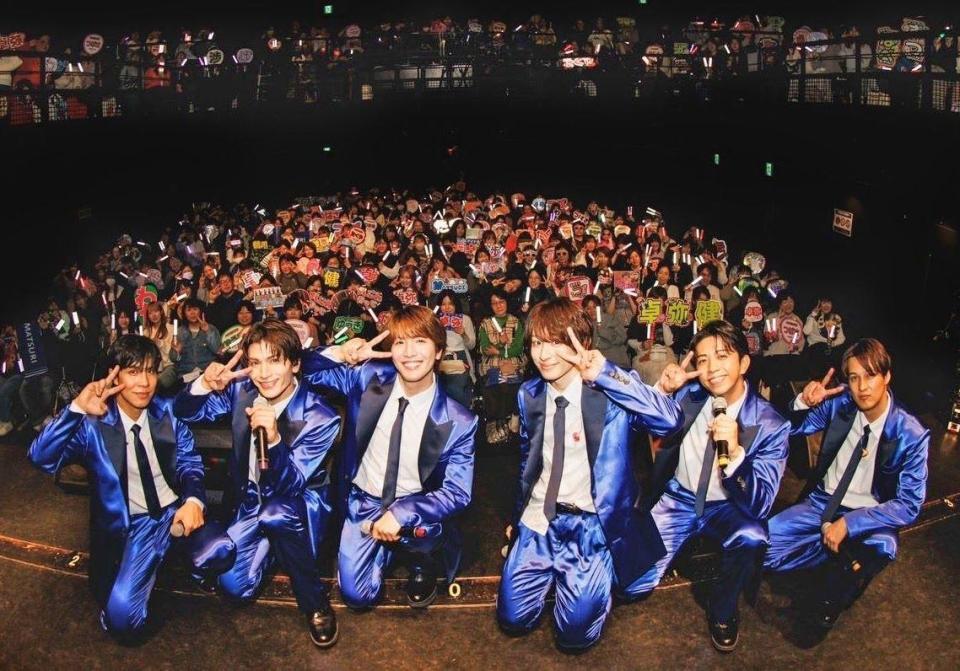　ファンと撮影するＭＡＴＳＵＲＩの（左から）柳田優樹、鈴木渉、松岡卓弥、小野寺翼、橋爪健二、渡辺真