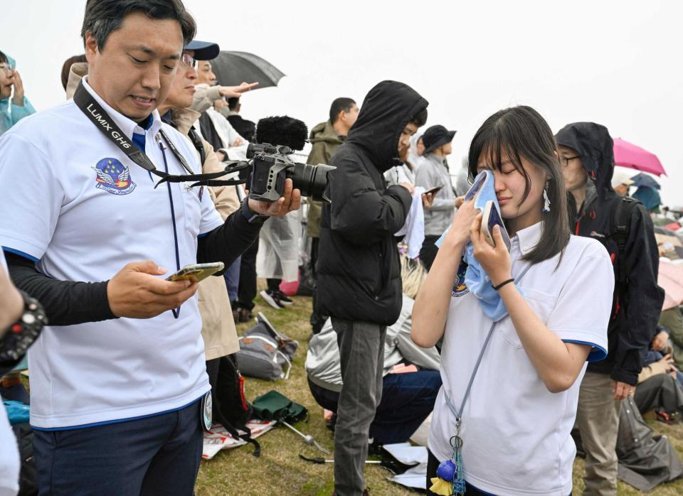 　ブルーインパルスの飛行が中止となり、万博会場の大屋根リング上で落胆する人たち（共同）