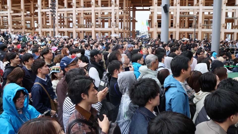 　初日を迎えた大阪万博（撮影・石井剣太郎）