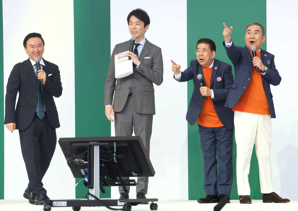 　ＰＲする（左から）かまいたち・山内健司、濱家隆一、西川きよし、桂文枝（撮影・石井剣太郎）