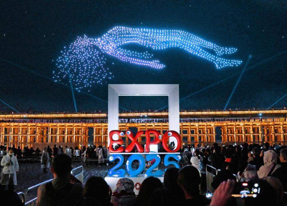 　大阪・関西万博が開幕し、披露されたドローンショー＝共同