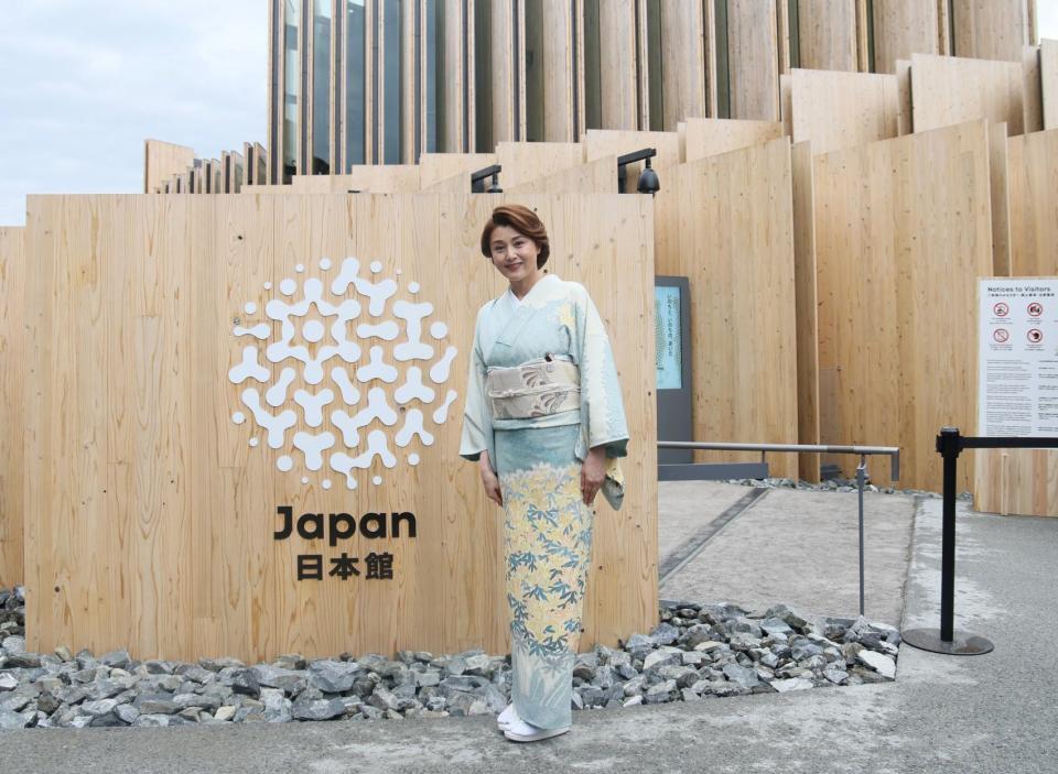 　来館者を迎える藤原紀香（撮影・石井剣太郎）