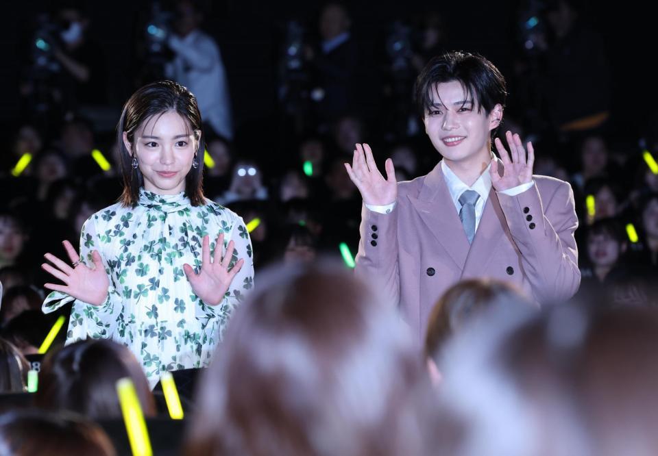 　登場し笑顔で手を振る長尾謙杜、當真あみ（撮影・金田祐二）