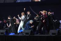 　パフォーマンスを披露するＢＵＤＤｉｉＳ（撮影・西岡正）