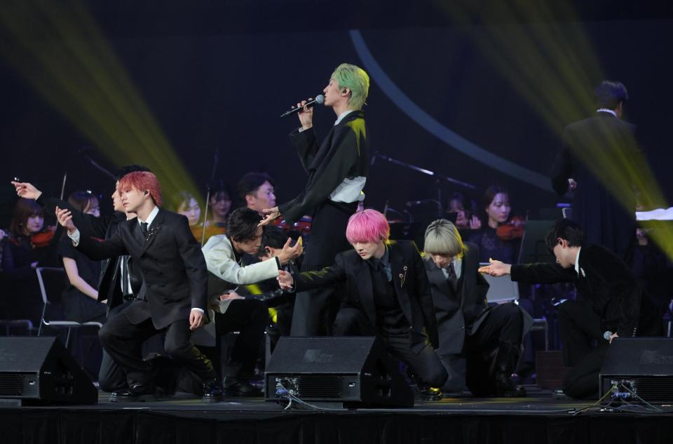 　パフォーマンスを披露するＳＵＰＥＲ★ＤＲＡＧＯＮ（撮影・西岡正）