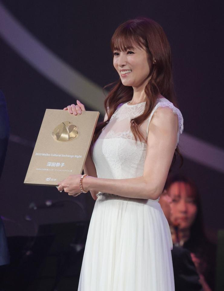 　エンターテインメントアイコン賞を受賞し、笑顔を見せる深田恭子（撮影・西岡正）