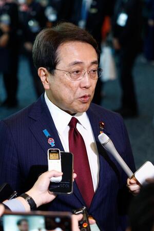 　米国への出発前に記者団の取材に答える赤沢経済再生相＝1１６日