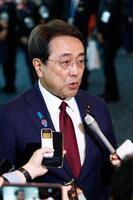 　米国への出発前に記者団の取材に答える赤沢経済再生相＝1１６日