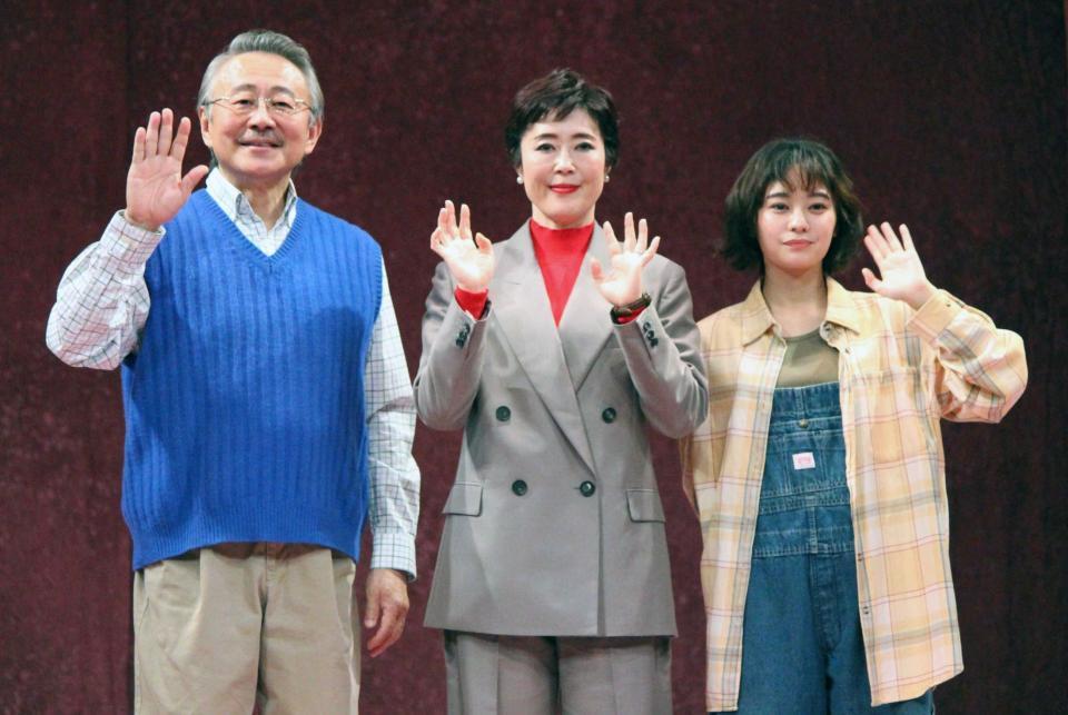 　手を振る（左から）松尾貴史、寺島しのぶ、吉柳咲良