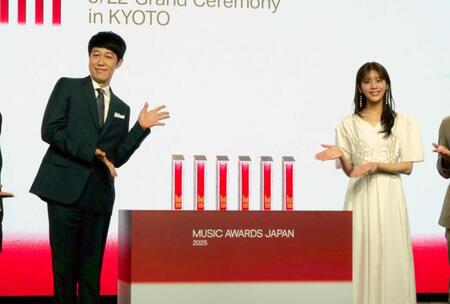 　主要６部門のトロフィーを挟んで笑顔を浮かべる小籔千豊（左）、貴島明日香