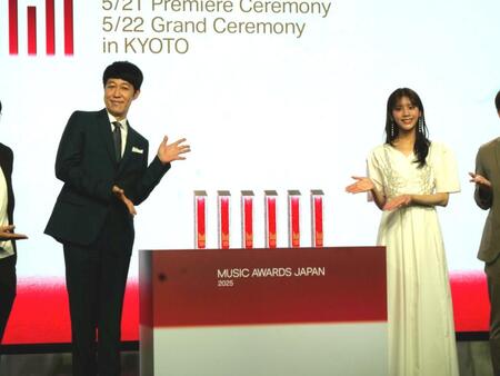 　主要６部門のトロフィーを挟んで笑顔を浮かべる小籔千豊（左）と貴島明日香