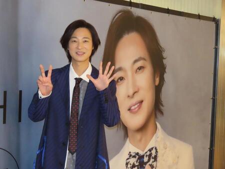 　特別企画展を開催する山内惠介