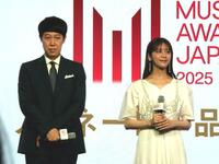 　イベントに登壇した小籔千豊（左）と貴島明日香