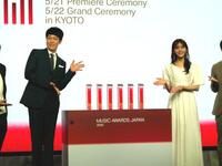 　主要６部門のトロフィーを挟んで笑顔を浮かべる小籔千豊（左）と貴島明日香