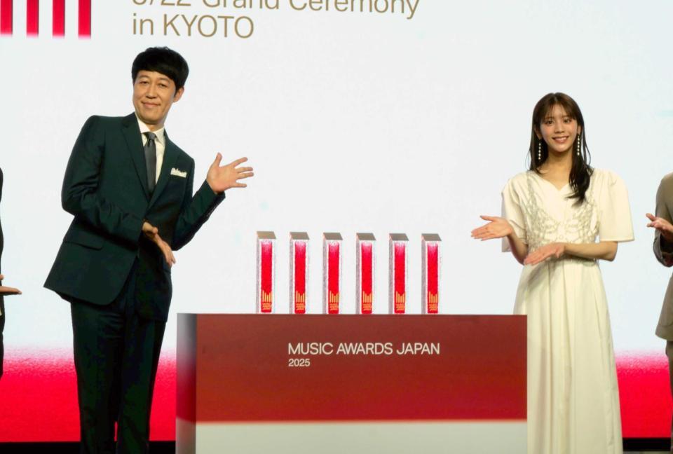 　主要６部門のトロフィーを挟んで笑顔を浮かべる小籔千豊（左）、貴島明日香