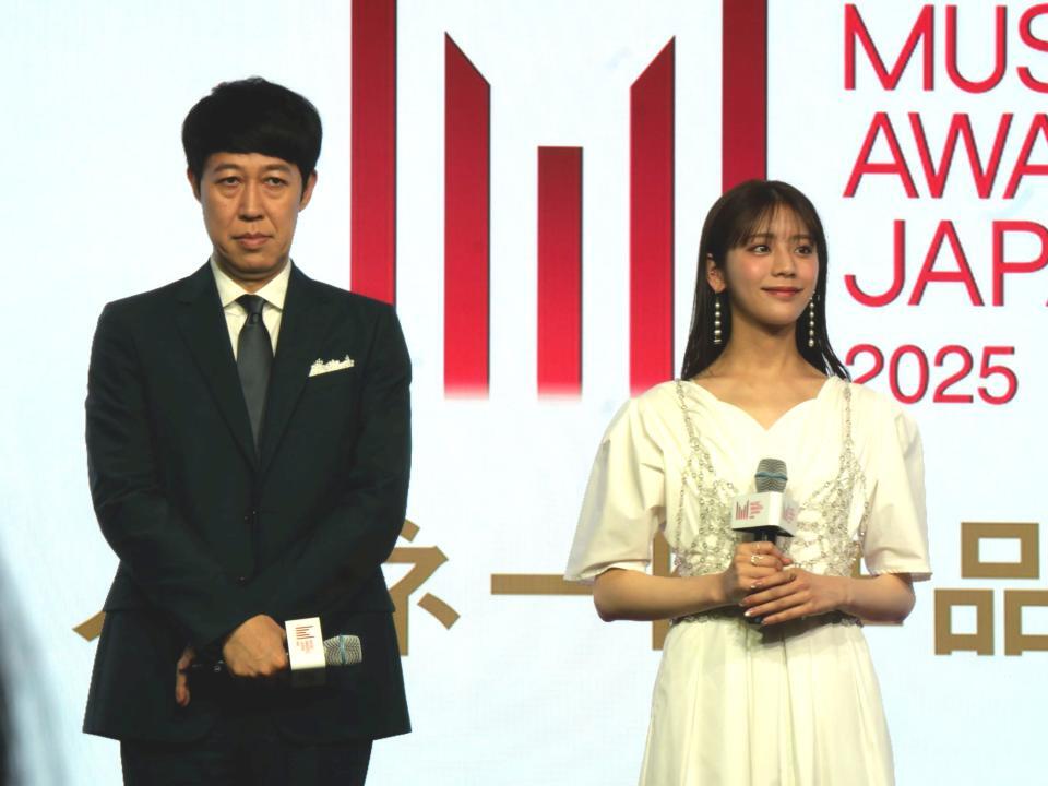 　イベントに登壇した小籔千豊（左）と貴島明日香