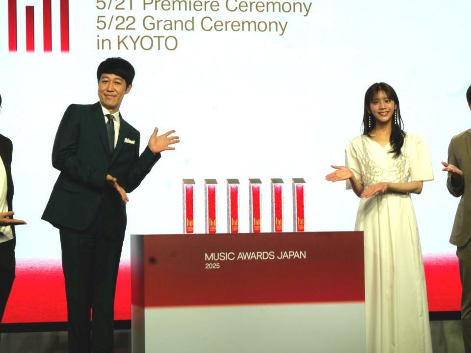 　主要６部門のトロフィーを挟んで笑顔を浮かべる小籔千豊（左）と貴島明日香