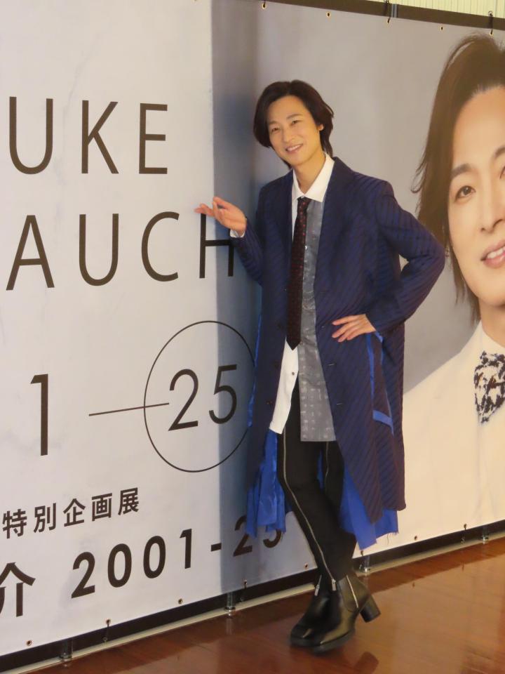 　特別企画展を開催する山内惠介