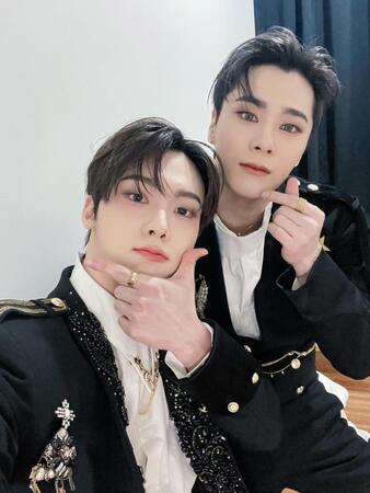 　故ムンビンさんの公式インスタグラム＠ｍｏｏｎ＿ｋｏ＿ｎｇ　Ｉｎｓｔａｇｒａｍより　ユニット活動をしていたサナ（左）とムンビンさん