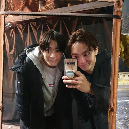 　ＳＥＶＥＮＴＥＥＮスングァンの公式インスタグラム＠ｐｌｅｄｉｓ＿ｂｏｏｓより　親友関係だったムンビンさん（左）とスングァン