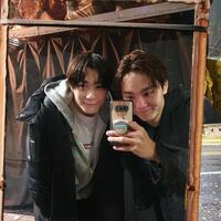 　ＳＥＶＥＮＴＥＥＮスングァンの公式インスタグラム＠ｐｌｅｄｉｓ＿ｂｏｏｓより　親友関係だったムンビンさん（左）とスングァン