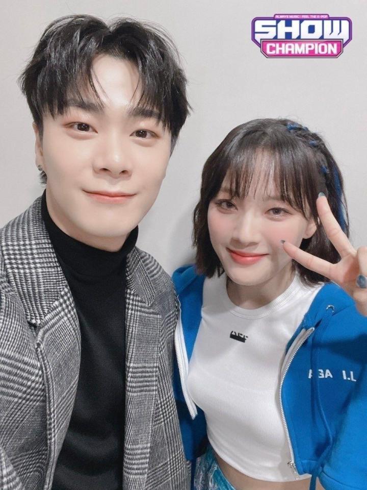 　音楽番組「ＳＨＯＷ　ＣＨＡＭＰＩＯＮ」の公式Ｘ＠ｓｈｏｗｃｈａｍｐｉｏｎ１より　芸能界の仲良し兄妹として知られていたムンビンさん（左）とＢｉｌｌｌｉｅムン・スア