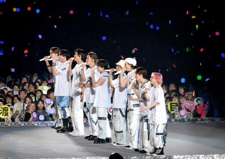 　国立競技場を埋めたファンに９人揃って歌声を届けるＳｎｏｗ　Ｍａｎ（撮影・伊藤笙子）