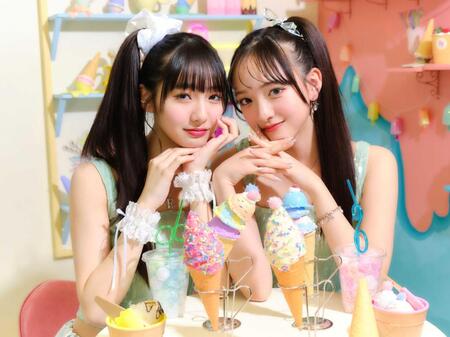 　「リコリリ」のリコの崎浜梨瑚（左）とリリの中瀬梨里