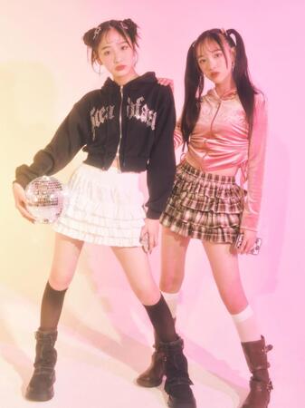 　デビューが決まったアイドルユニット「リコリリ」のリコこと崎浜梨瑚（左）とリリこと中瀬梨里