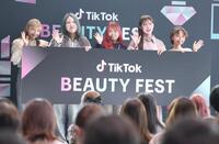 　トークで盛り上がった午前０時のプリンセスのｍｏｍｏｈａｈａ、大内アイミ、ＪＥＳＳＩＣＡ、聖秋流とｐｅｃｏ（撮影・金田祐二）