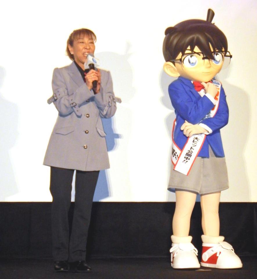 　笑顔で挨拶する（左から）高山みなみ、江戸川コナン