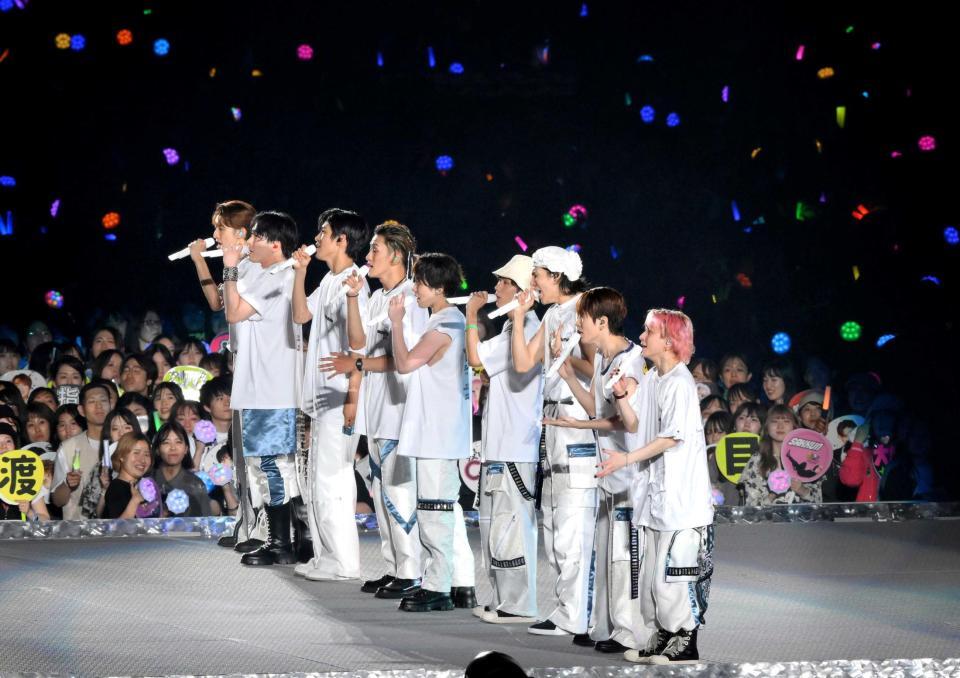 　国立競技場を埋めたファンに９人揃って歌声を届けるＳｎｏｗ　Ｍａｎ（撮影・伊藤笙子）
