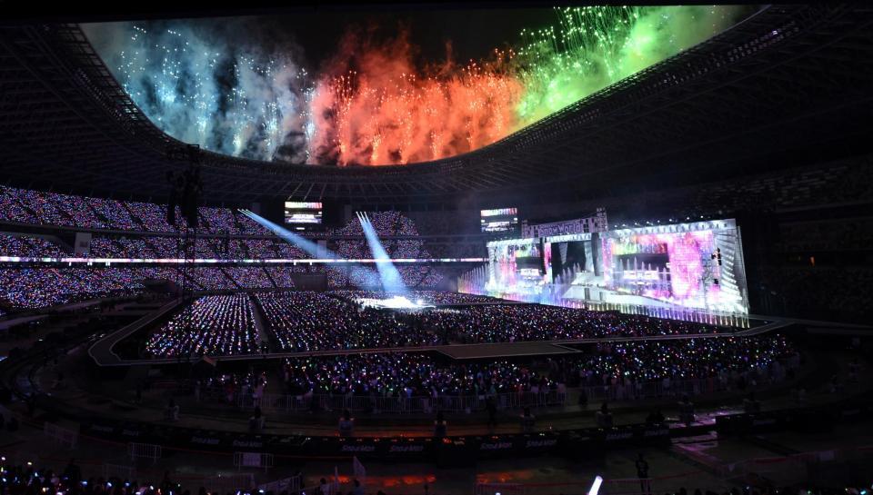 　ライブ終盤、花火とともに盛り上がる国立競技場（撮影・伊藤笙子）